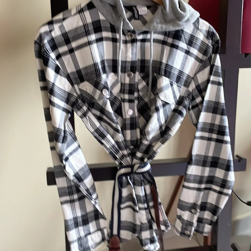 Gorgeous H&M plaid shirt with hoodie - Picture 8 of 8